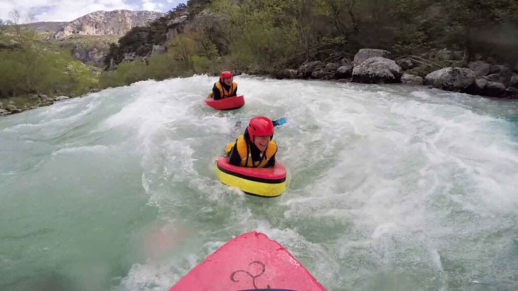 Rhône-Alpes : Frissonnez de plaisir en défiant les eaux tumultueuses avec l'hydrospeed, une expérience à couper le souffle!